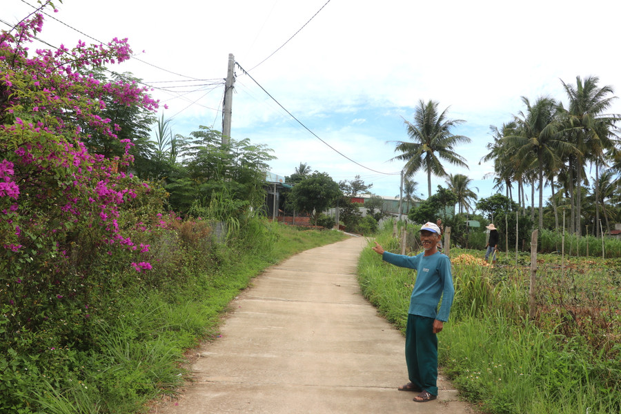 Con đường bê tông đi ra khu sản suất đồi 602 được mở rộng trên phần đất của gia đình ông Nguyễn Nghĩa (thôn An Thượng 3, xã Song An, thị xã An Khê) tự nguyện hiến. Ảnh: Ngọc Minh