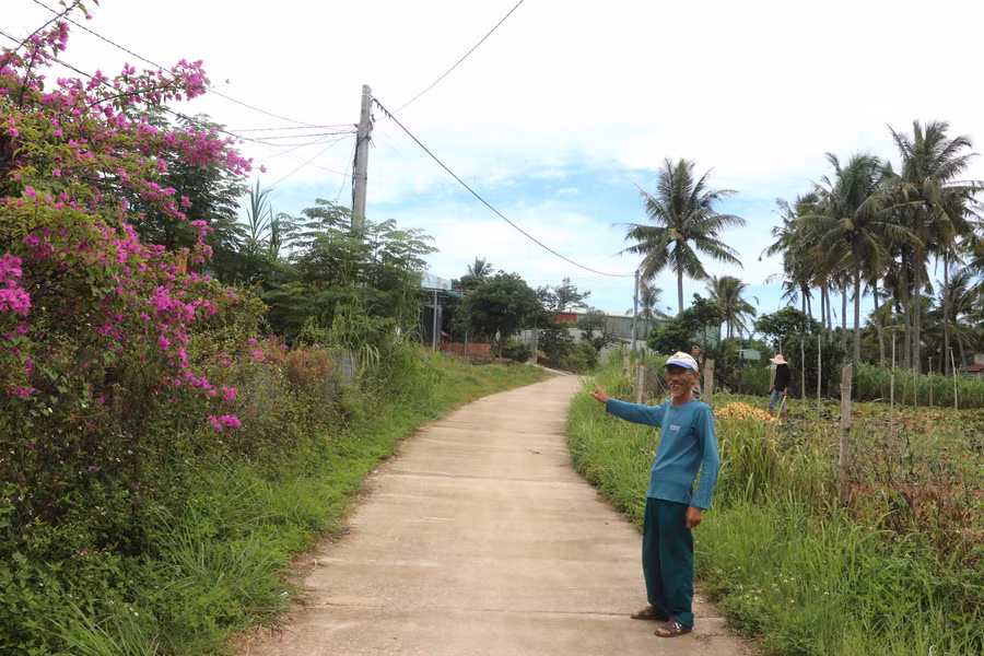 Con đường bê tông đi ra khu sản suất đồi 602 được mở rộng trên phần đất của gia đình ông Nguyễn Nghĩa (thôn An Thượng 3, xã Song An, thị xã An Khê) tự nguyện hiến. Ảnh: Ngọc Minh