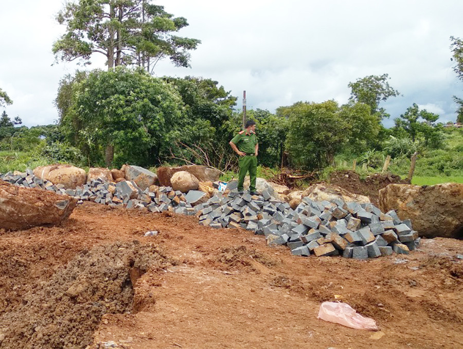  Hiện trường điểm khai thác đá trái phép. Ảnh: Lê Anh