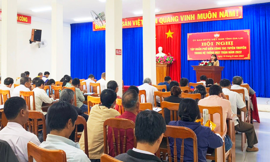  Quang cảnh lớp tập huấn phổ biến công tác tuyên truyền trong hệ thống Mặt trận năm 2022 do Ủy ban MTTQ Việt Nam tỉnh phối hợp với Ủy ban MTTQ Việt Nam TP. Pleiku tổ chức. Ảnh: Hồng Thương