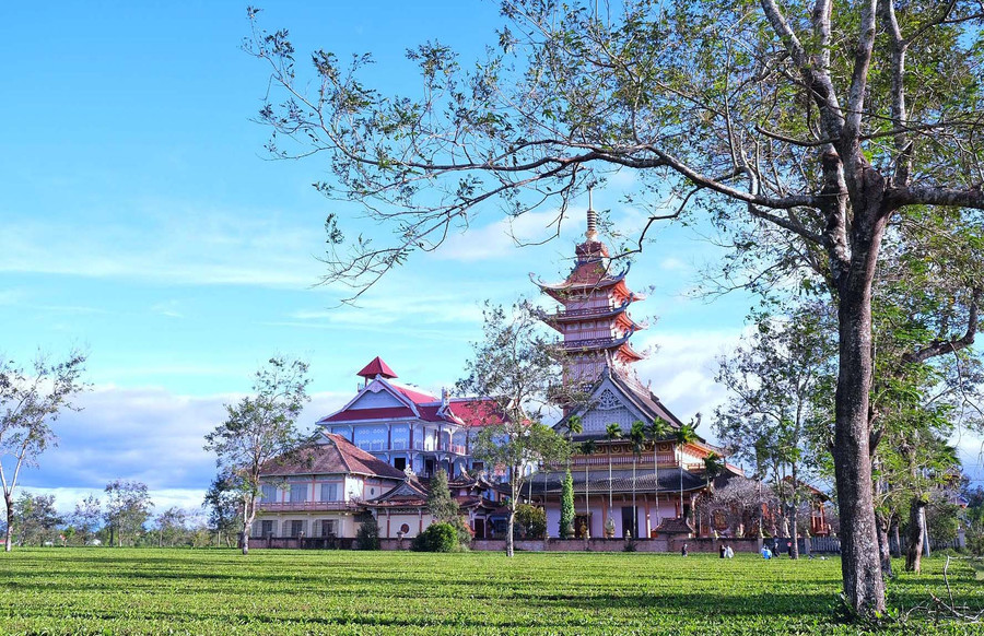 Chùa cổ Bửu Minh an tĩnh giữa cánh đồng chè trăm tuổi là một trong những điểm du lịch hấp dẫn của Gia Lai. Ảnh: Hoàng Ngọc