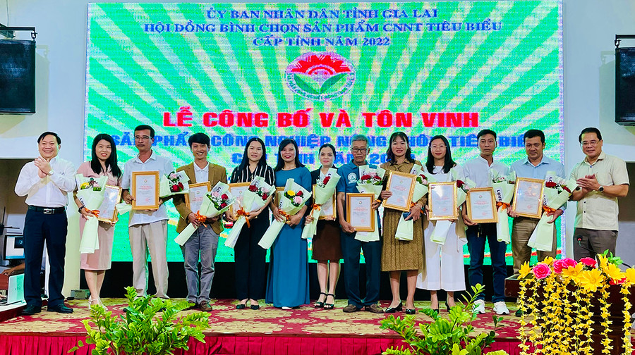 Phó Chủ tịch UBND tỉnh Hồ Phước Thành và giám đốc Sở Công Thương trao Giấy chứng nhận sản phẩm bộ sản phẩm CNNT tiêu biểu cho các chủ thể. Ảnh: Vũ Thảo Phó Chủ tịch UBND tỉnh Hồ Phước Thành và giám đốc Sở Công Thương trao Giấy chứng nhận sản phẩm bộ sản phẩm CNNT tiêu biểu cho các chủ thể. Ảnh:
