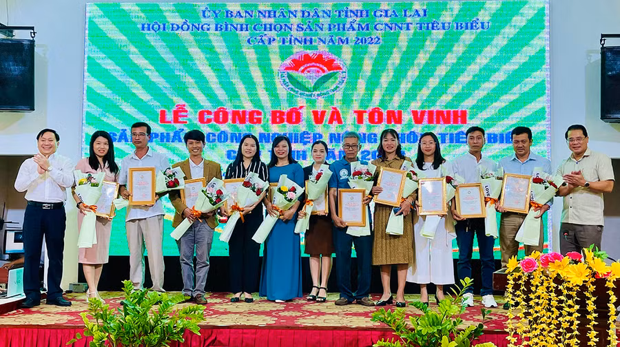 Phó Chủ tịch UBND tỉnh Hồ Phước Thành và giám đốc Sở Công Thương trao Giấy chứng nhận sản phẩm bộ sản phẩm CNNT tiêu biểu cho các chủ thể. Ảnh: