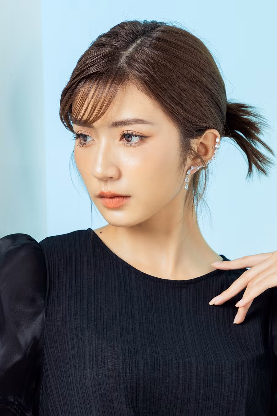 Ngọc Huyền là nữ diễn viên sinh năm 1999, trong phim Thương ngày nắng về cô đóng vai em út Vân. Ngọc Huyền được khán giả chú ý nhờ khả năng hóa thân tốt ở cả tạo hình giản dị lúc đầu phim và tạo hình sexy trái ngược trong những tập cuối. Ảnh: Ivy Moda