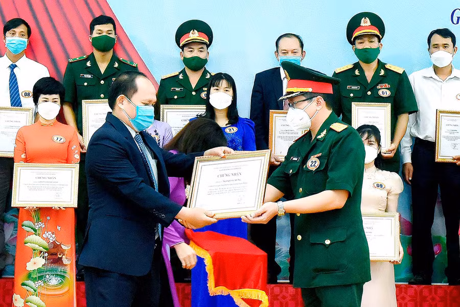 Đồng chí Rah Lan Chung-Phó Bí thư Tỉnh ủy, Trưởng ban Nội chính Tỉnh ủy trao giải nhất Hội thi báo cáo viên, tuyên truyền viên giỏi cấp tỉnh năm 2021 cho thí sinh Ngô Quốc Hưng (Đảng bộ Quân sự tỉnh). Ảnh: Đức Thụy Đồng chí Rah Lan Chung-Phó Bí thư Tỉnh ủy, Trưởng ban Nội chính Tỉnh ủy trao giải nhất Hội thi báo cáo viên, tuyên truyền viên giỏi cấp tỉnh năm 2021 cho thí sinh Ngô Quốc Hưng (Đảng bộ Quân sự tỉnh). Ảnh: Đức Thụy