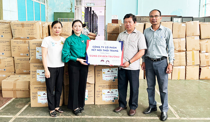 Đại diện Công ty cổ phần Kết nối thời trang trao bảng tượng trưng tặng khẩu trang cho các cơ quan, đơn vị trong tỉnh Gia Lai. Ảnh: Phương Vi Đại diện Công ty cổ phần Kết nối thời trang trao bảng tượng trưng tặng khẩu trang cho các cơ quan, đơn vị trong tỉnh Gia Lai. Ảnh: Phương Vi