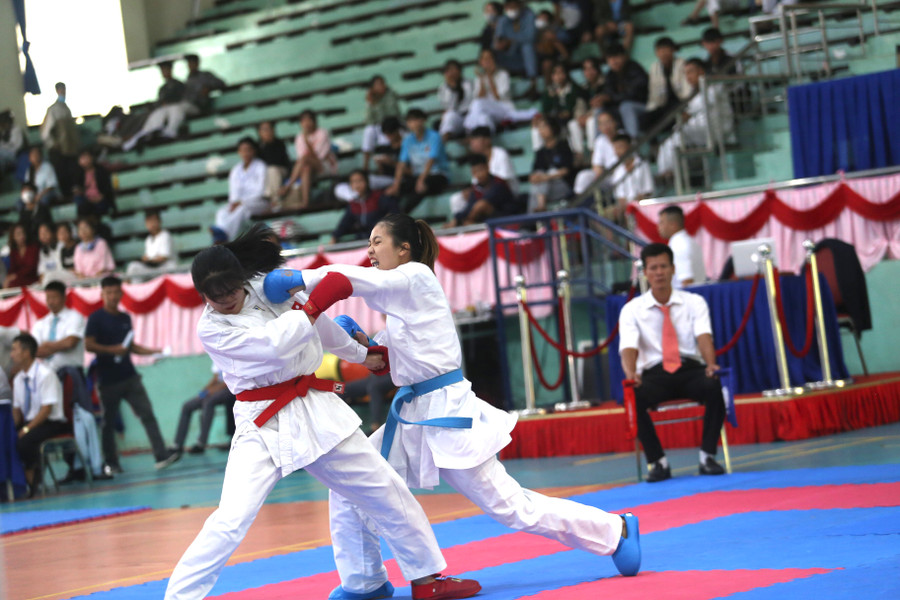 Nguyễn Thị Hà Phương (phải) đã giành về 2 tấm huy chương vàng cho huyện Ia Grai. Ảnh: Văn Ngọc