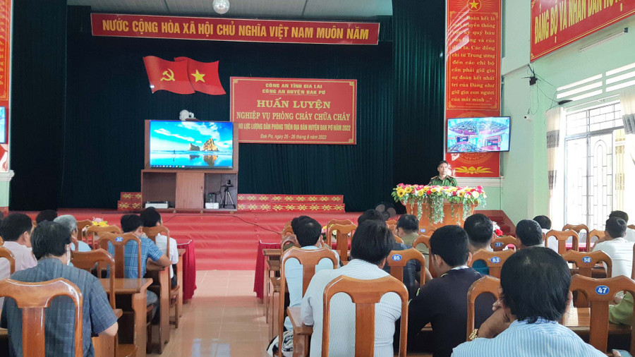 Quang cảnh lớp huấn luyện nghiệp vụ phòng cháy chữa cháy. Ảnh: Tuyết Mai