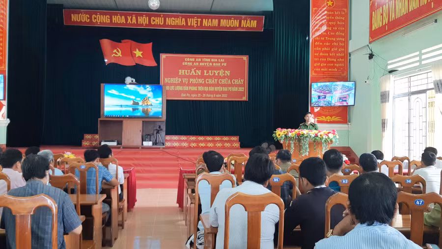 Quang cảnh lớp huấn luyện nghiệp vụ phòng cháy chữa cháy. Ảnh: Tuyết Mai