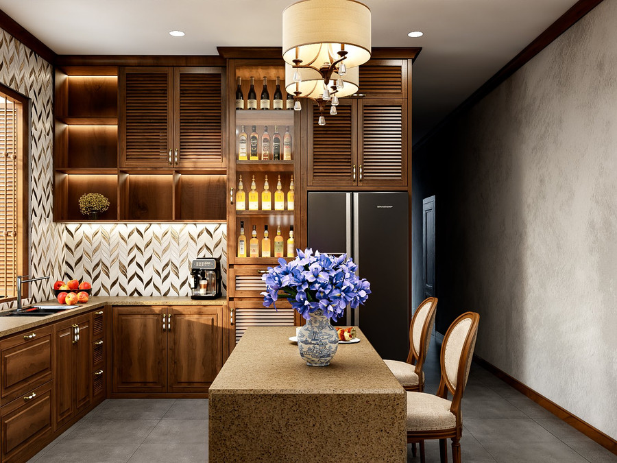 Tủ bếp được làm từ gỗ thịt màu nâu trầm liên kết với tổng thể ngôi nhà kết hợp ô cửa sổ lớn lưu thông không khí.