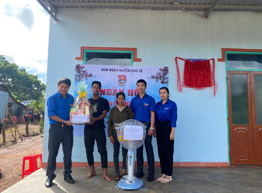 Đoàn Thanh niên các Trường THPT ở huyện Chư Sê tặng đồ dùng sinh hoạt cho gia đình anh Siu Thoát (làng O Bung, xã Ia Ko). Ảnh: Phan Lài Đoàn Thanh niên các trường THPT ở huyện Chư Sê tặng đồ dùng sinh hoạt cho gia đình anh Siu Thoát (làng O Bung, xã Ia Ko). Ảnh: Phan Lài