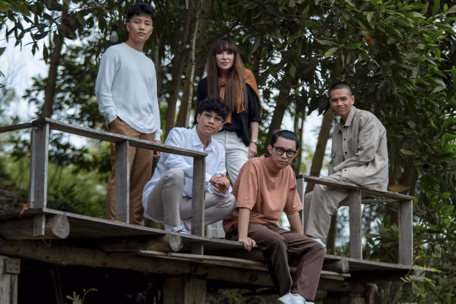 Nhạc sĩ Phương Uyên đã cố gắng chỉnh sửa bài phối mới để phù hợp với màn thể hiện của Thanh Hà và nhóm Oplus