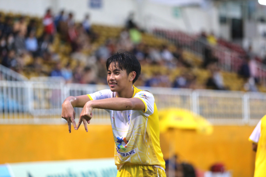 Gia Bảo đã mở tỷ số cho U15 HAGL với cú đánh đầu đẹp mắt. Ảnh: Văn Ngọc