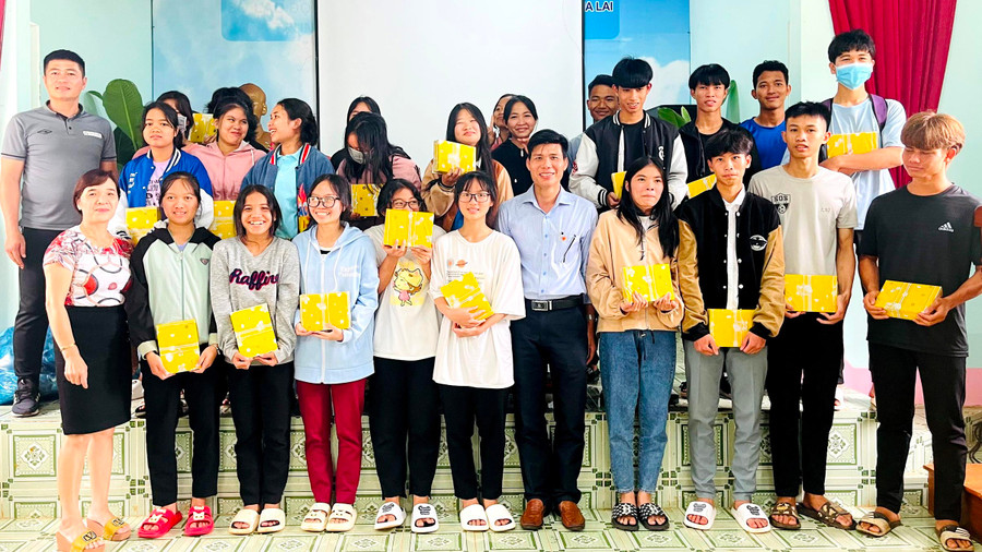Trung tâm Du học Việt Trí MD tặng vở cho các em mồ côi tại Trung tâm Bảo trợ Xã hội tổng hợp tỉnh. Ảnh: Minh Đức Trung tâm Du học Việt Trí MD tặng vở cho các em mồ côi tại Trung tâm Bảo trợ Xã hội tổng hợp tỉnh. Ảnh: Minh Đức