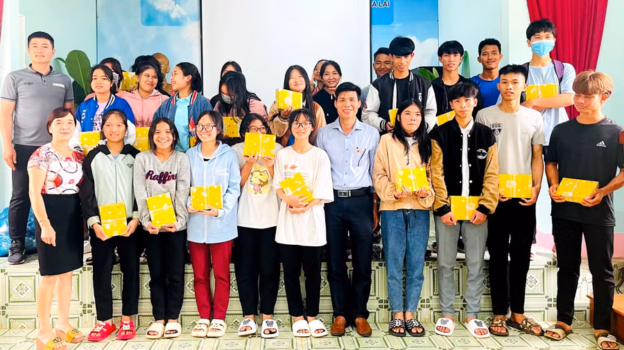 Trung tâm Du học Việt Trí MD tặng vở cho các em mồ côi tại Trung tâm Bảo trợ Xã hội tổng hợp tỉnh. Ảnh: Minh Đức