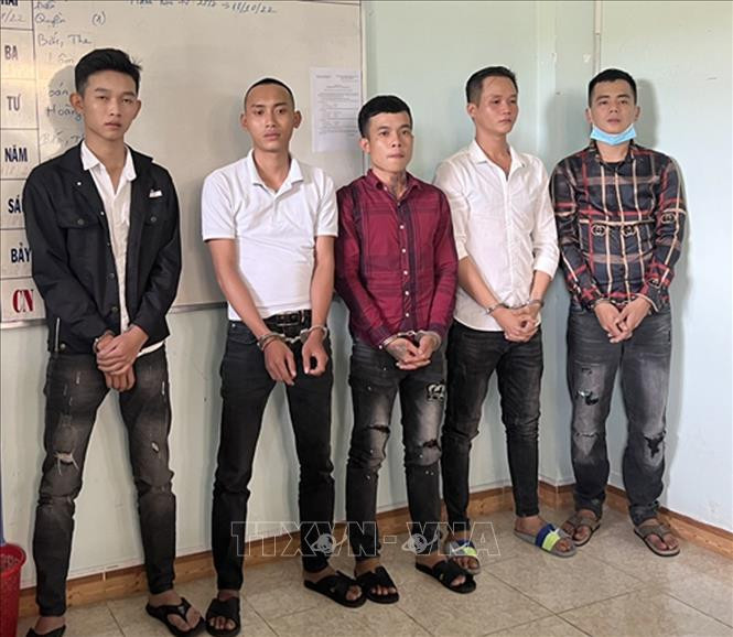 Năm bị can bị bắt về tội giam giữ người trái pháp luật và cưỡng đoạt tài sản. Ảnh: TTXVN 