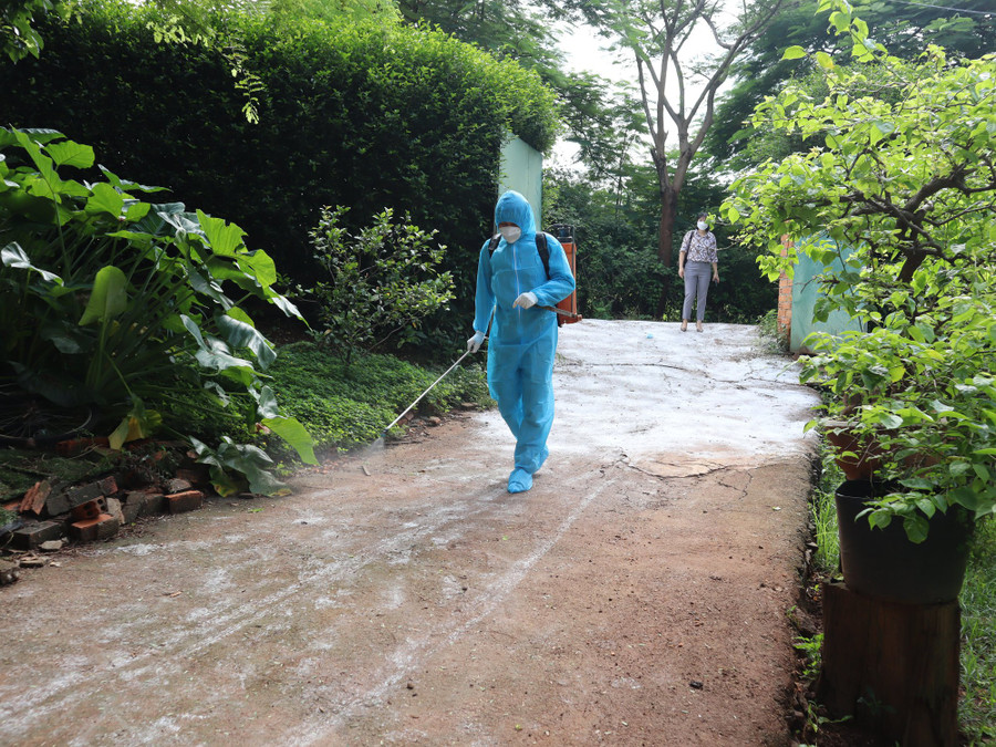 Cán bộ thú y phun tiêu độc, khử trùng các khu vực lân cận để tránh dịch bệnh lan ra ngoài. Ảnh: CTV