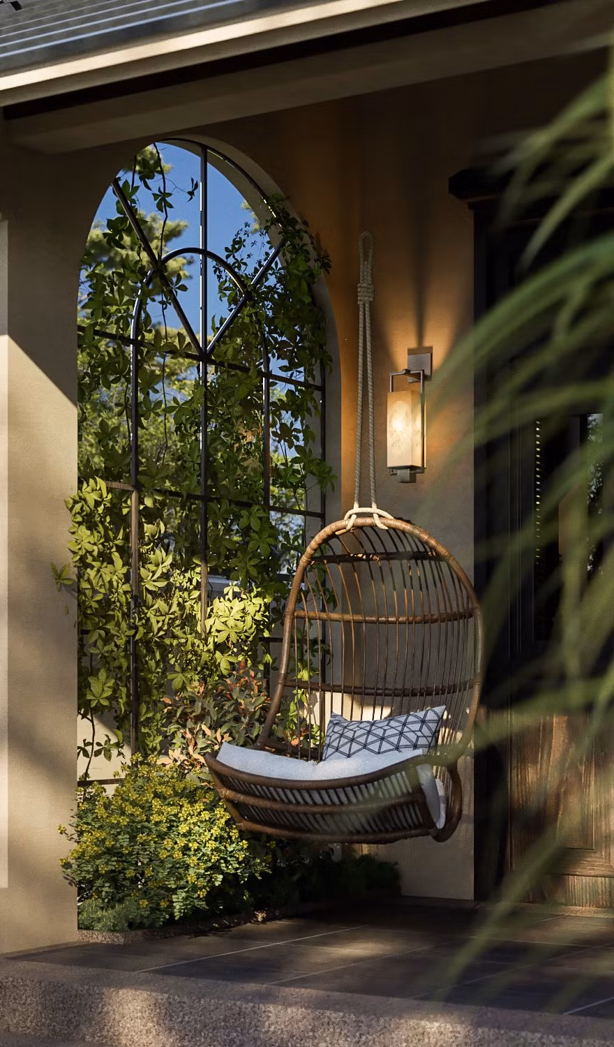 Chiếc ghế treo bên hiên nhà cho những chiều lộng gió.