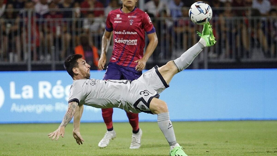 Messi thực hiện pha ghi bàn theo phong cách “xe đạp chổng ngược”. Ảnh: AFP  Messi thực hiện pha ghi bàn theo phong cách “xe đạp chổng ngược”. Ảnh: AFP