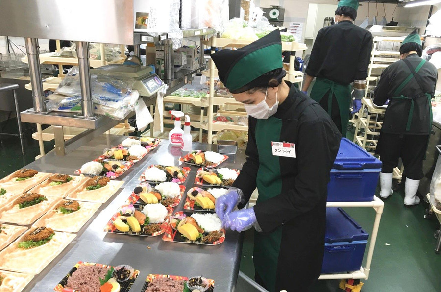 Lao động Việt Nam làm nghề chế biến thực phẩm tại Nhật Bản. Ảnh: Hà Loan