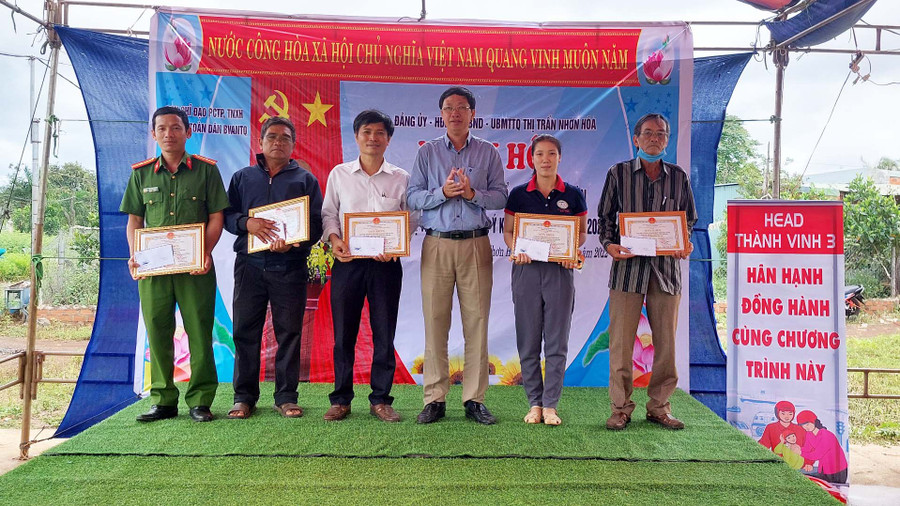 Trưởng Ban Chỉ đạo thị trấn Nhơn Hòa tặng giấy khen cho các tập thể, cá nhân. Ảnh: Vĩnh Hoàng