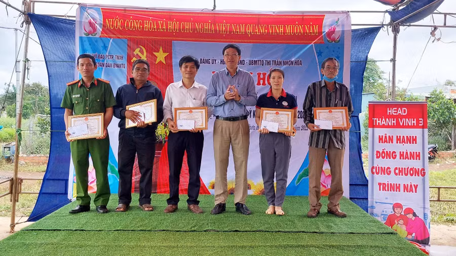 Trưởng Ban Chỉ đạo thị trấn Nhơn Hòa tặng giấy khen cho các tập thể, cá nhân. Ảnh: Vĩnh Hoàng