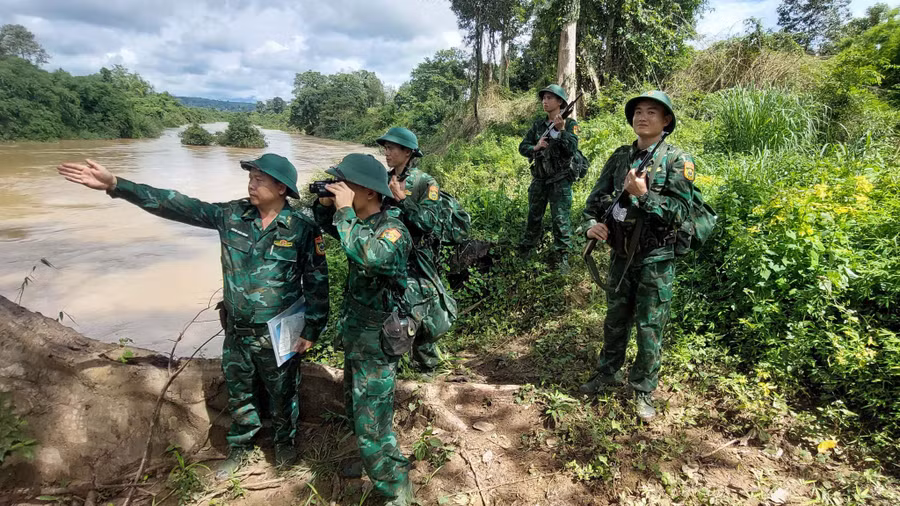 Cán bộ, chiến sĩ Đồn Biên phòng Ia Chía tuần tra, bảo vệ biên giới. Ảnh: Vĩnh Hoàng