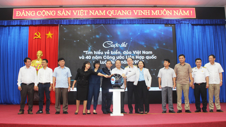  Các đại biểu nhấn nút phát động cuộc thi Tìm hiểu về biển, đảo Việt Nam và 40 năm Công ước Liên Hợp quốc về Luật Biển năm 1982. Ảnh: Phan Lài