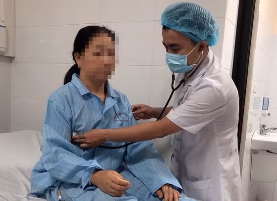 Một bệnh nhân bị sốt mò đang được bác sĩ thăm khám Một bệnh nhân bị sốt mò đang được bác sĩ thăm khám