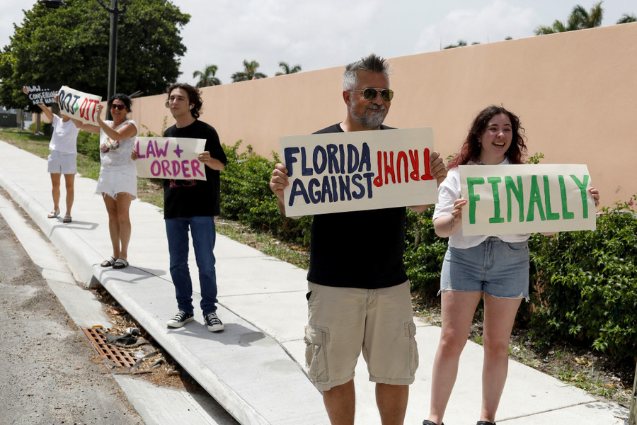  Người ủng hộ ông Trump tập trung trước Mar-a-Lago ngày 9.8. Ảnh: Reuters
