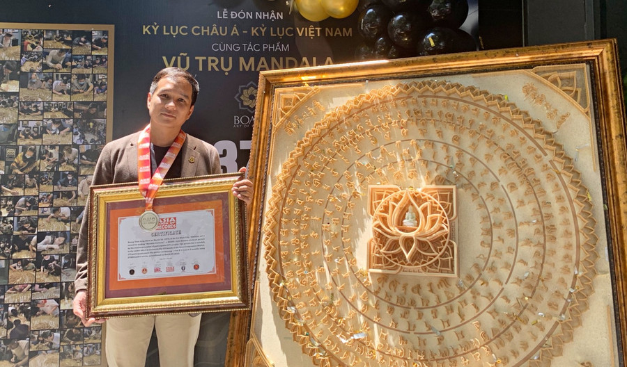 Kỷ lục gia Hoàng Tuấn Long bên tác phẩm 