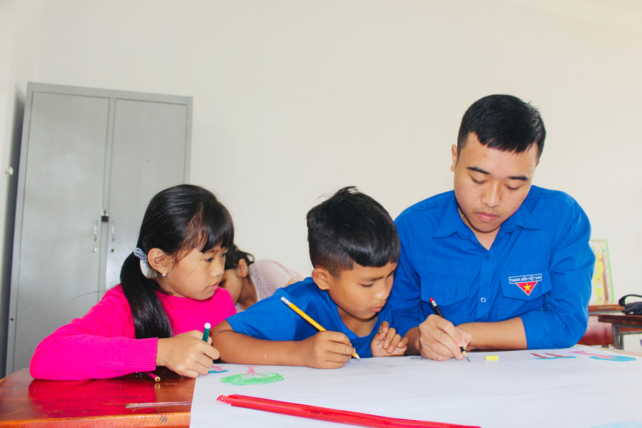 Anh Chu Văn Cao-Bí thư Chi đoàn 4 (phường Đống Đa, TP. Pleiku) hướng dẫn các em thiếu nhi vẽ tranh. Ảnh: Phan Lài