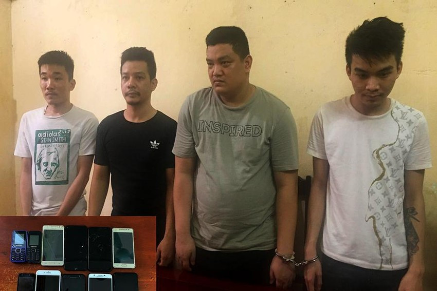 Ổ nhóm sử dụng công nghệ cao lừa đảo cùng tang vật. Ảnh nguồn NLĐO Lý Hoàng Diệu (22 tuổi), Trương Công Hay (27 tuổi), Nguyễn Thế Hiển (29 tuổi), Lê Văn Vỹ (27 tuổisử dụng công nghệ cao lừa đảo chiếm đoạt năm tỷ đồng của nhiều người dân. Ảnh nguồn NLĐO