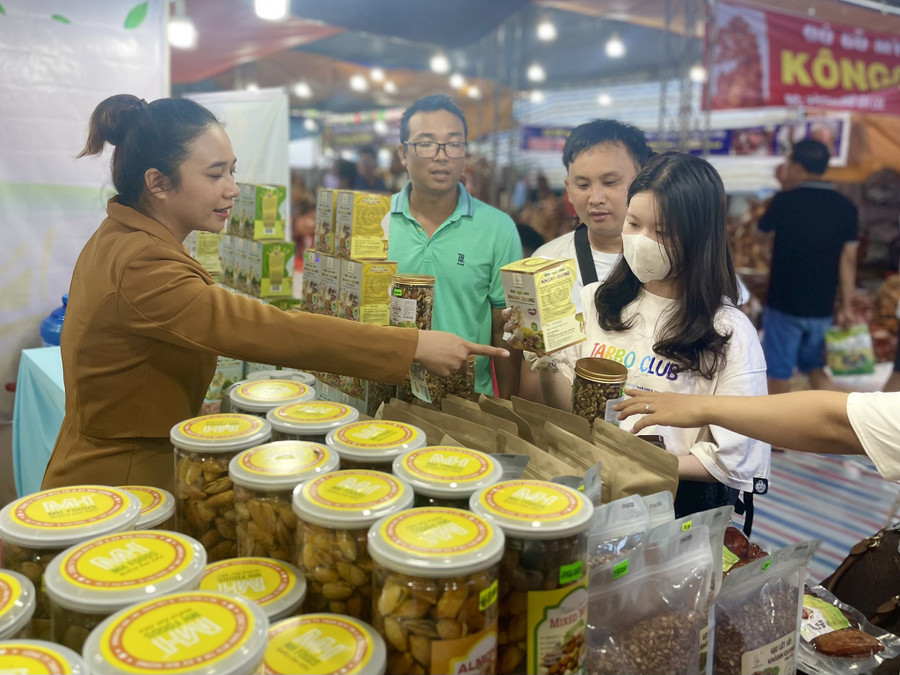 Vợ chồng chị Phạm Thị Bích Kiều tham gia triển lãm giới thiệu sản phẩm OCOOP tại TP.Quy Nhơn. Ảnh: Bảo Thoa