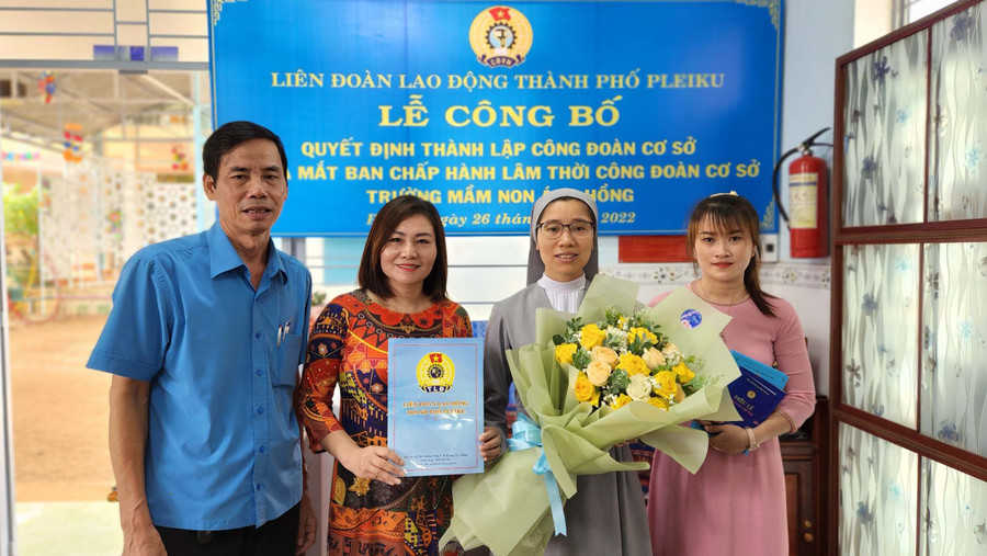 Ra mắt Ban Chấp hành lâm thời Công đoàn cơ sở Trường mầm non Ánh Hồng. Ảnh: Hồng Thương