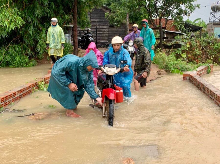 Lực lượng chức năng xã Ia Lâu (huyện Chư Prông) hỗ trợ người dân di chuyển đến nơi an toàn. Ảnh: Lê Nam Lực lượng chức năng xã Ia Lâu (huyện Chư Prông) hỗ trợ người dân di chuyển đến nơi an toàn. Ảnh: Lê Nam