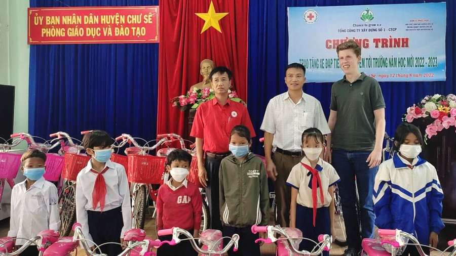 Trao tặng xe đạp học sinh nghèo, khó khăn học giỏi trên địa bàn huyện Chư Sê. Ảnh: Hồng Ngọc
