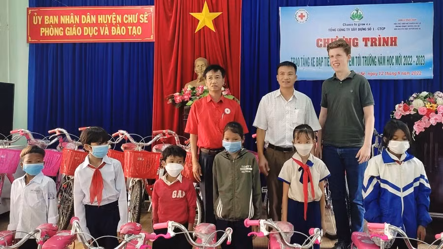 Trao tặng xe đạp học sinh nghèo, khó khăn học giỏi trên địa bàn huyện Chư Sê. Ảnh: Hồng Ngọc