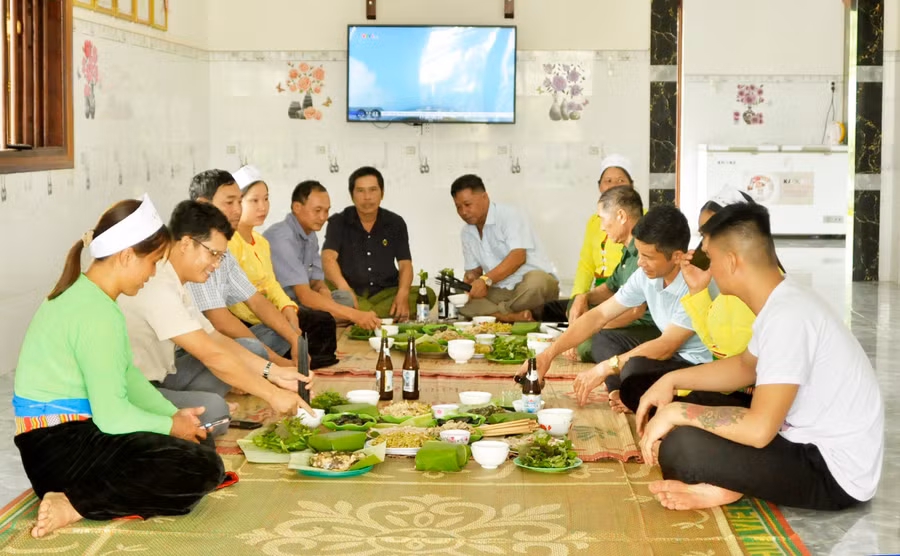 Người Mường ở xã Ia Lâu (huyện Chư Prông) chuẩn bị bữa cơm truyền thống trong ngày Tết Độc lập. Ảnh: Hà Phương Người Mường ở xã Ia Lâu (huyện Chư Prông) chuẩn bị bữa cơm truyền thống trong ngày Tết Độc lập. Ảnh: Hà Phương