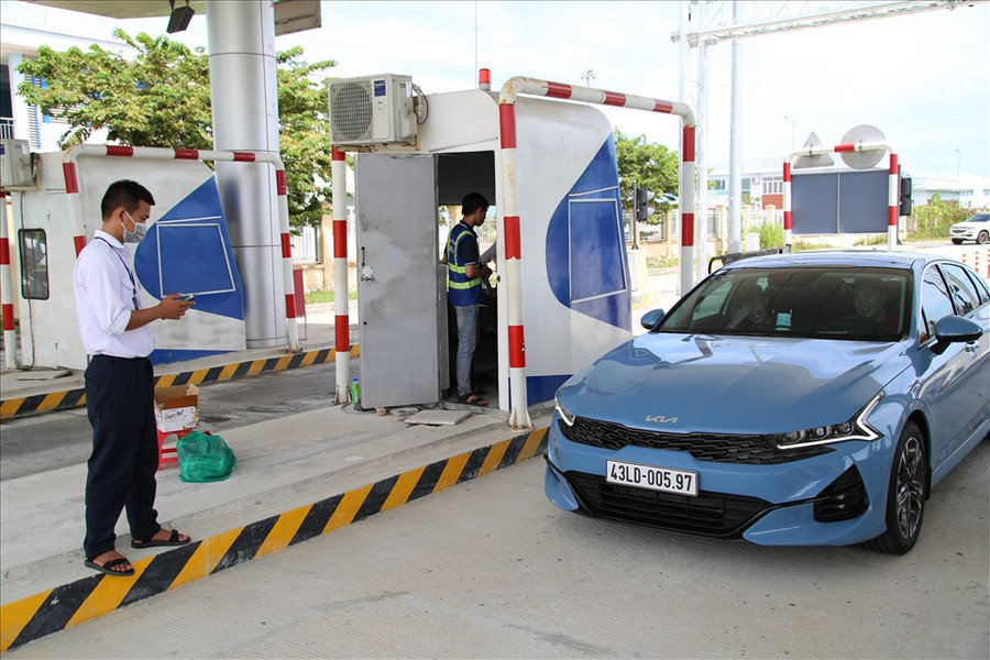 Xe ô tô của anh Lê Hoàng Minh ở Đà Nẵng đã dán thẻ, đóng tiền vào tài khoản, nhưng khi qua trạm thì không nhận diện được thẻ ETC, nên buộc phải dừng lại. Xe ô tô của anh Lê Hoàng Minh ở Đà Nẵng đã dán thẻ, đóng tiền vào tài khoản, nhưng khi qua trạm thì không nhận diện được thẻ ETC, nên buộc phải dừng lại.