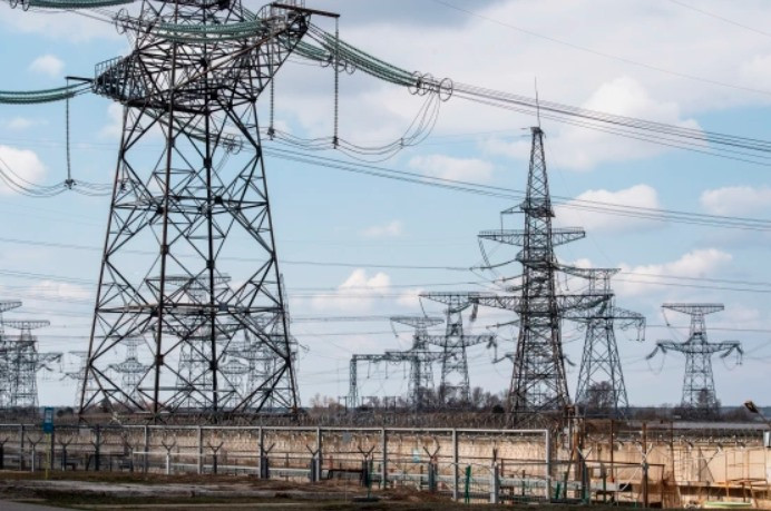 Trụ điện tại nhà máy điện hạt nhân Zaporizhzhia ở Energodar, Ukraina, ngày 5.4.2022. Ảnh: Sputnik Trụ điện tại nhà máy điện hạt nhân Zaporizhzhia ở Energodar, Ukraina, ngày 5.4.2022. Ảnh: Sputnik