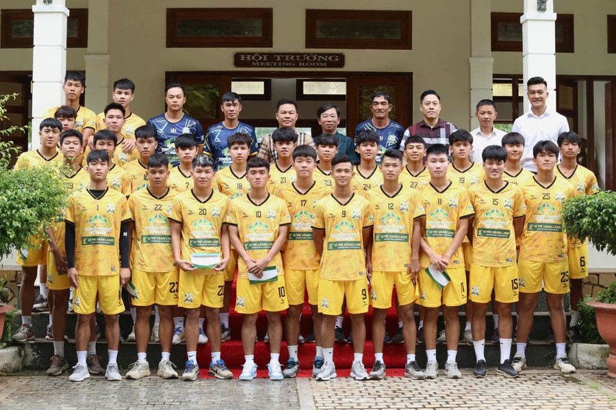 Đội bóng Vị Trí Vàng Kon Tum vừa thành lập. Ảnh: Báo Thanh Niên Đội bóng Vị Trí Vàng Kon Tum vừa thành lập. Ảnh: Báo Thanh Niên