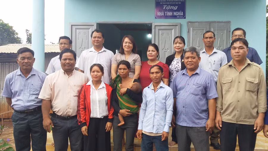 Chủ tịch Uỷ ban MTTQ Việt Nam tỉnh Hồ Văn Điềm (hàng trước thứ 2 từ phải qua) trao tặng nhà cho gia đình bà Rơ Mah H’Lế (làng Sur A, xã Ia Ko). Ảnh: Lê Đại