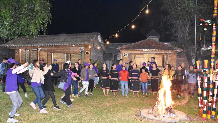 Bên ánh lửa bập bùng, du khách hòa mình vào nhịp điệu cồng chiêng, vào không gian lễ hội của người Jrai. Ảnh: Mai Ka