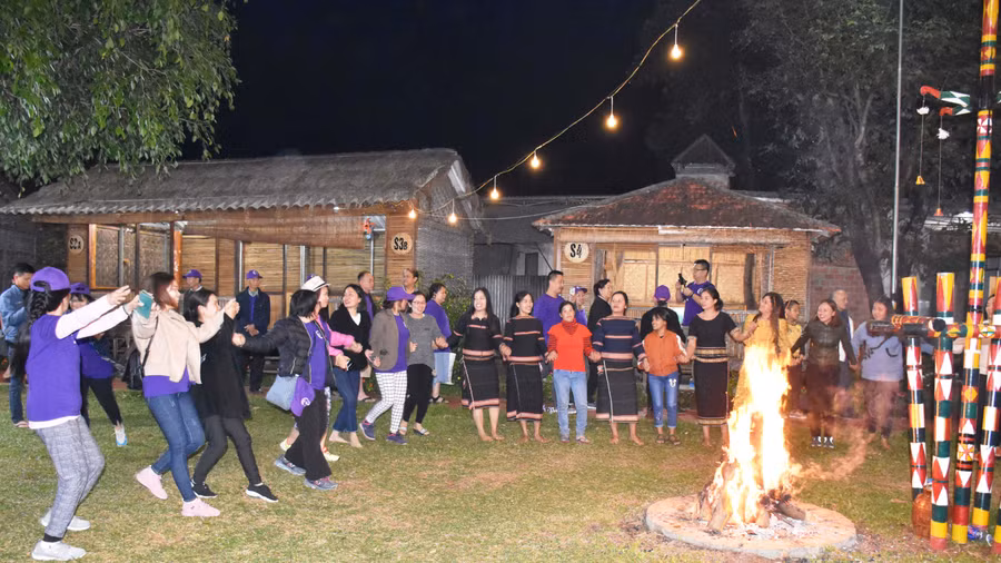 Bên ánh lửa bập bùng, du khách hòa mình vào nhịp điệu cồng chiêng, vào không gian lễ hội của người Jrai. Ảnh: Mai Ka