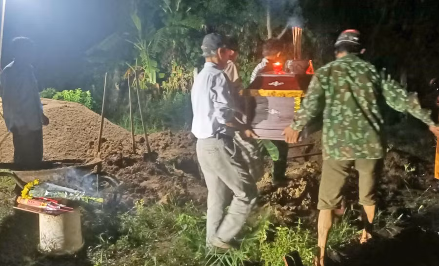 Lực lượng chức năng xã Đak Rong tổ chức mai táng 2 thi thể được phát hiện giữa rừng. Ảnh: Lê Anh