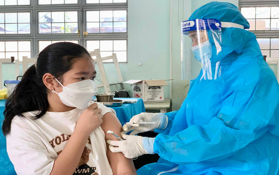 Tỉnh phấn đấu hoàn thành tiêm mũi 1, mũi 2 cho trẻ từ 5 đến dưới 12 tuổi trong tháng 8-2022 theo chỉ đạo của Thủ tướng Chính phủ. Ảnh: Như Nguyện