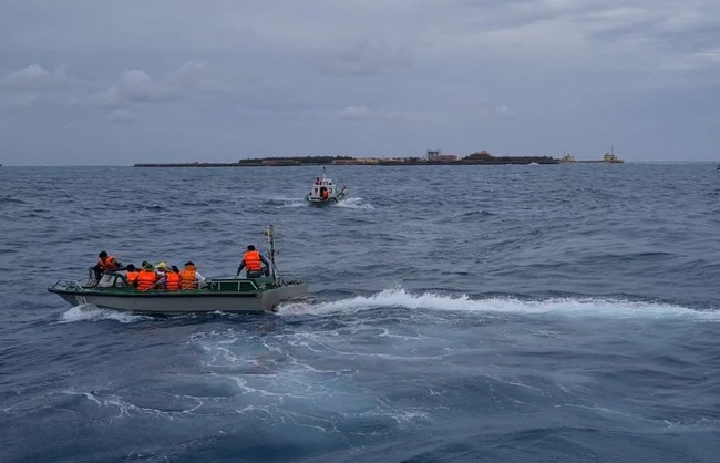 Xuồng máy đưa đoàn công tác vào đảo Đá Tây A, huyện đảo Trường Sa, tỉnh Khánh Hòa. Ảnh: Bình Nguyên