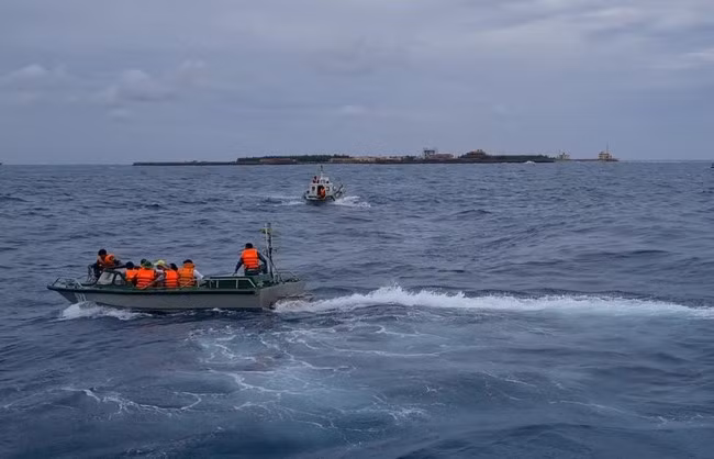 Xuồng máy đưa đoàn công tác vào đảo Đá Tây A, huyện đảo Trường Sa, tỉnh Khánh Hòa. Ảnh: Bình Nguyên