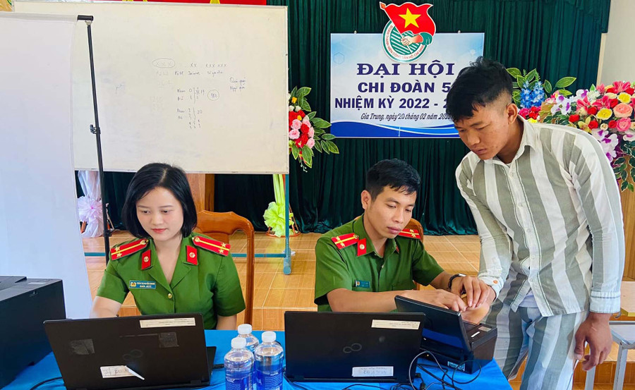 Đội Cảnh sát quản lý hành chính về trật tự xã hội-Công an huyện Mang Yang làm thủ tục cấp căn cước công dân cho các phạm nhân được đặc xá tha tù trước thời hạn dịp 2-9. Ảnh: Ngọc Dũng